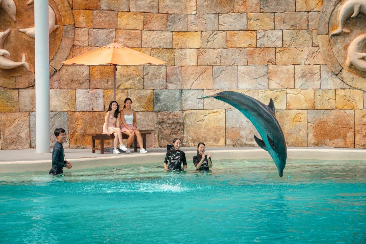 Resorts World Sentosa - Hotel Singapore Exterior photo Dolphin show at Ocean Park
