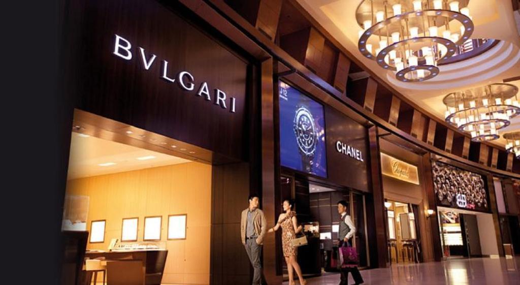 Resorts World Sentosa - Hotel Singapore Exterior photo BVLGARI store in Marina Bay Sands