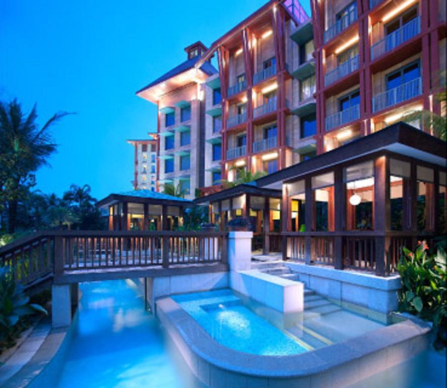 Resorts World Sentosa - Hotel Singapore Exterior photo The hotel at night